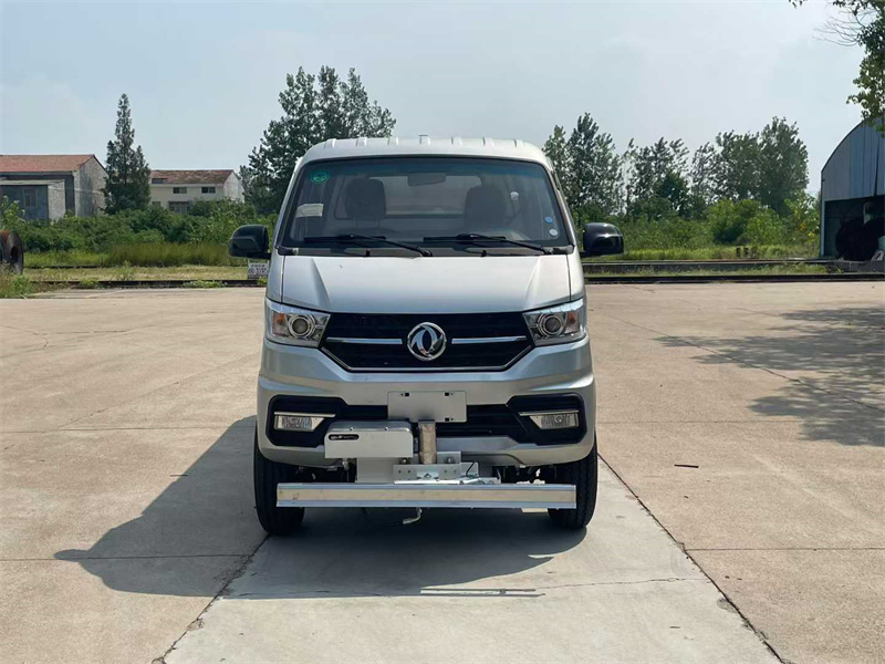 2噸東風(fēng)小霸王路面養(yǎng)護(hù)車(chē)