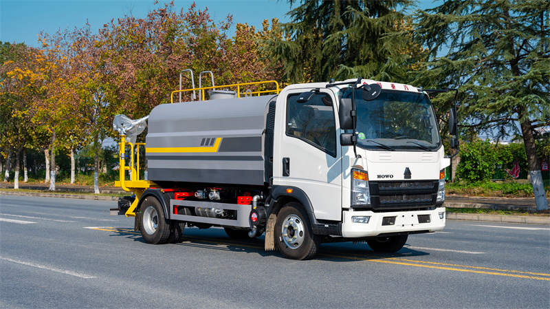 7噸藍(lán)牌重汽豪沃抑塵車(chē)